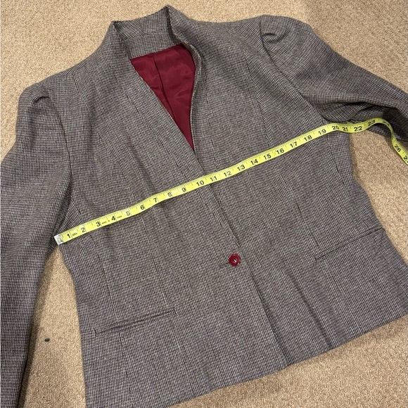 Stunning colors and beautiful cut blazer, easy to style %100 wool - Picture 7 of 8